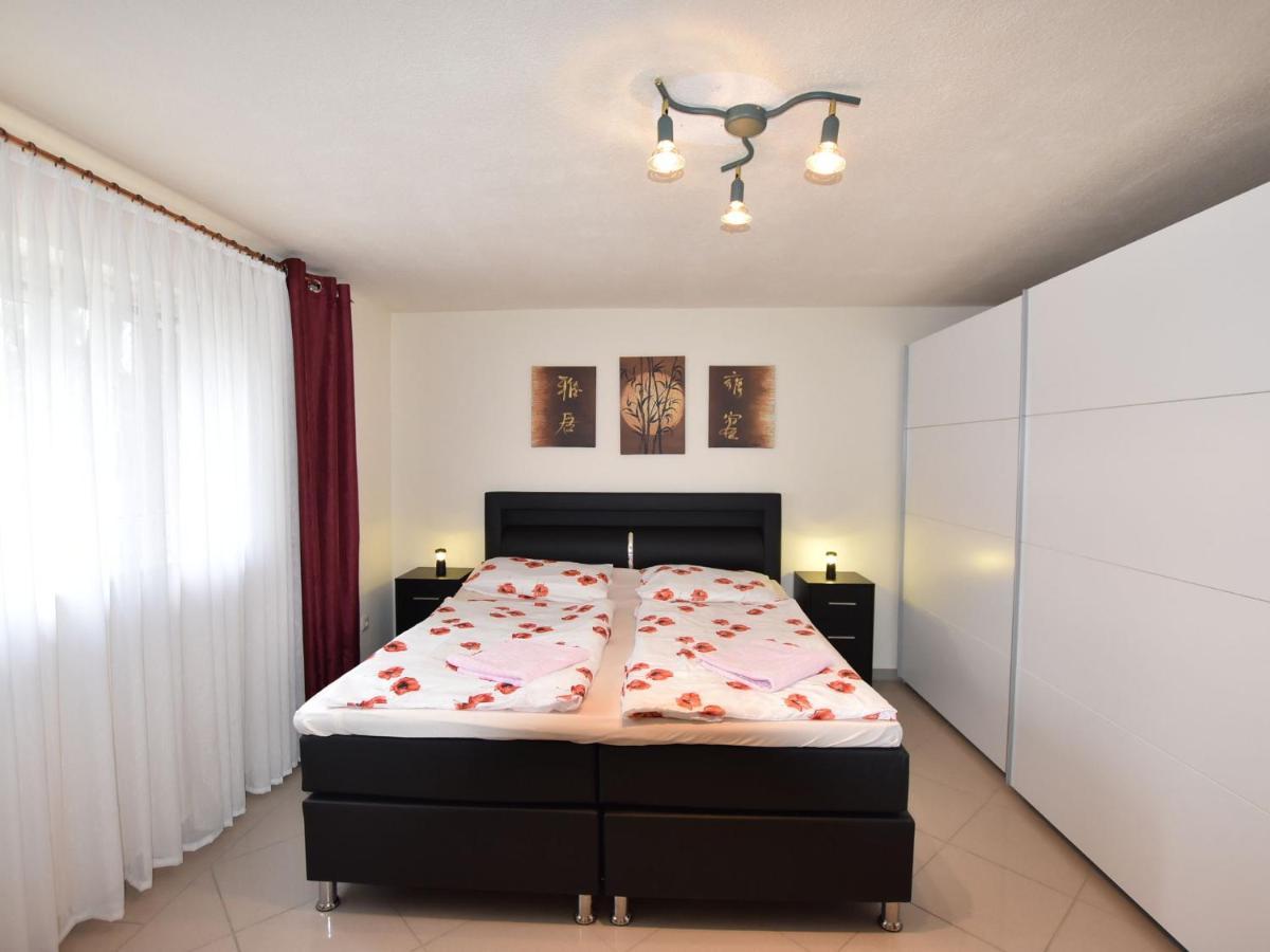 Modern Apartment In Kroepelin With Garden Bilik gambar